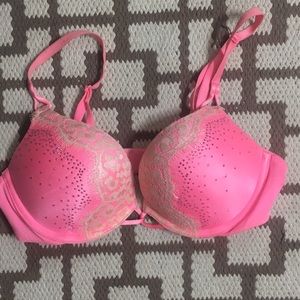 Victoria’s Secret bombshell plunge bra